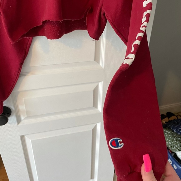 UMASS SWEATSHIRT! - Picture 2 of 3